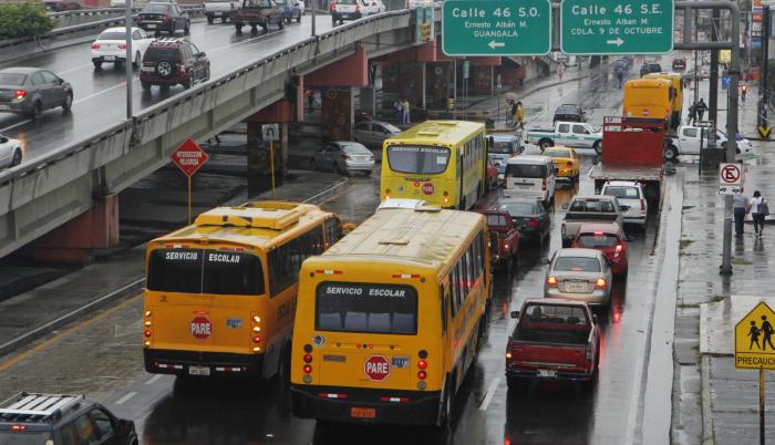 Carga. La circulación es lenta en la avenida 25 de Julio por la presencia de expresos escolares.