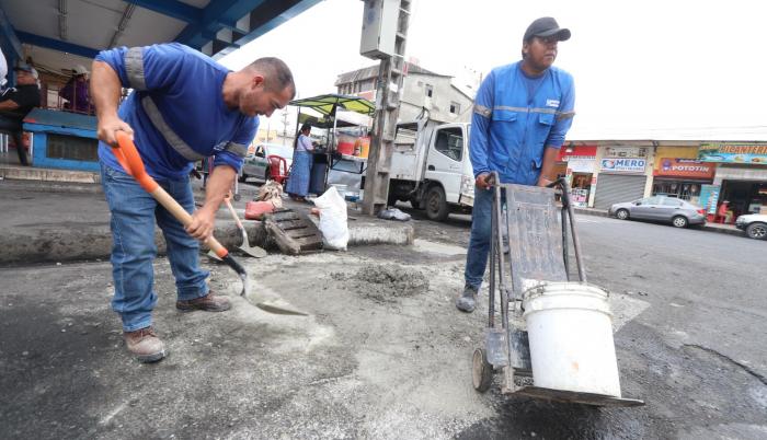 Moradores y empleados municipales colaboraron en la recuperación de avenidas afectadas por los incidentes, como la Samuel Cisneros.