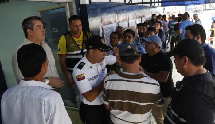 Referencial. Decenas de personas se aglomeran en la dependencia para ‘cazar’ un turno para el trámite.