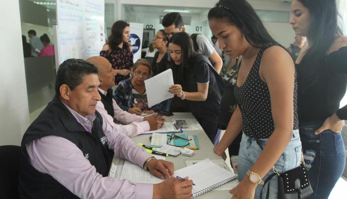 Atención. En la planta baja del edificio donde funciona la Senescyt se ha instalado un punto para atender los requerimientos de los jóvenes.