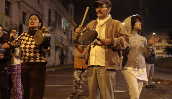 Personas optaron por salir a las calles con ollas para buscar la paz.