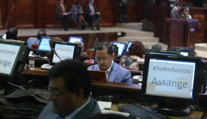 Desplante. Los correístas no quieren ni oír al canciller. Primero, le dieron la espalda cuando hablaba. Luego, todos abandonaron el salón del Pleno.