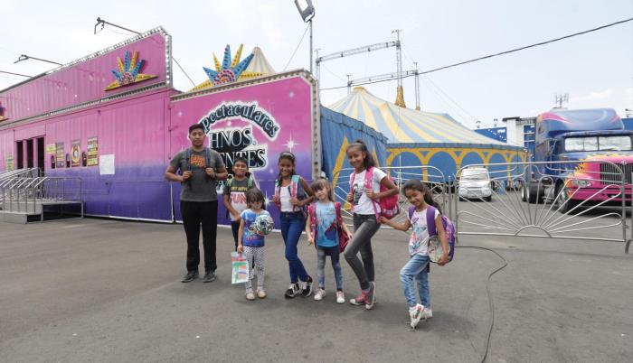La clase. El profesor Luis Manuel Colín y sus seis alumnos del circo.