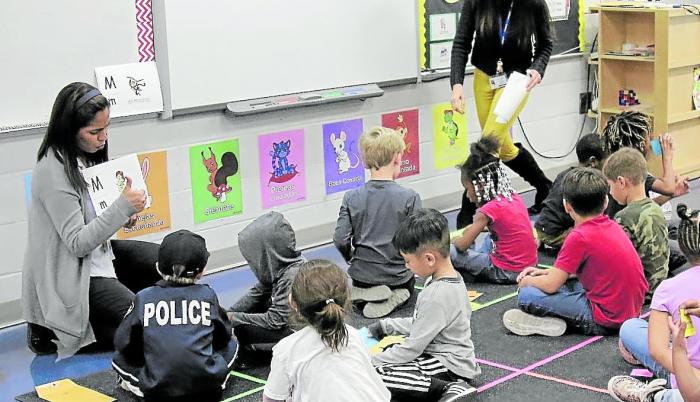 Abigaíl Briones (sentada junto a los niños) trabaja desde el año pasado en la escuela Harnett Primary, del estado de Carolina del Norte. Tiene a cargo dos salones del kínder con 24 estudiantes cada uno.