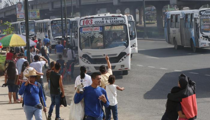 Panorama. De una manera desordenada se desarrollan las actividades en las paradas de buses urbanos.