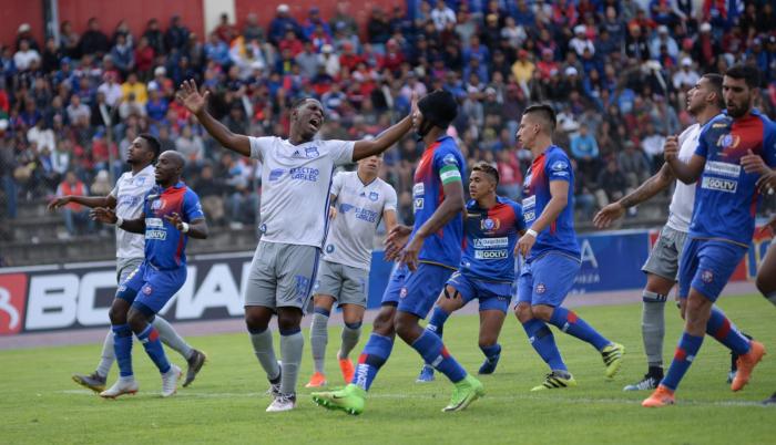 Impotencia. El gesto de Brayan Angulo (19) lo dice todo. El goleador no está siendo bien abastecido. Emelec hizo un gran esfuerzo para potenciar su plantilla, pero hasta el momento los refuerzos no muestran un buen nivel.