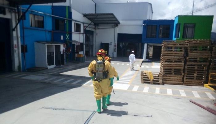 La Unidad de Materiales Peligrosos llegó a la escena para controlar el derrame.