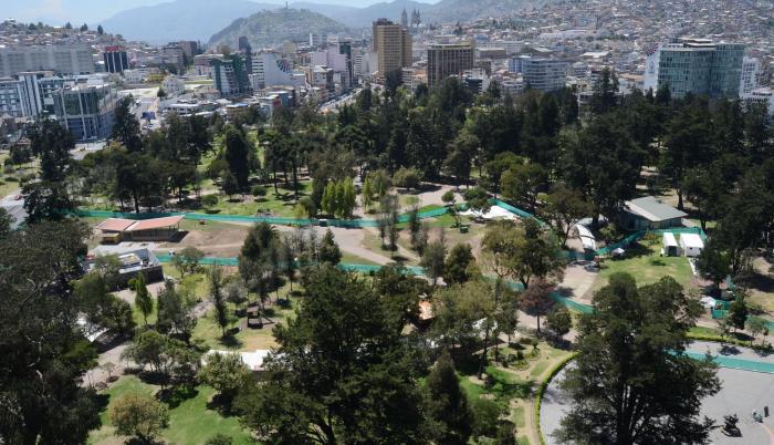 Una parte del parque se encuentra cercada debido a la construcción del Metro de Quito, una de las obras más importantes de movilidad en la capital. Quizá en el país.