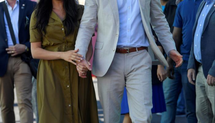 Markle luciendo un maxi dress hecho de nylon reciclado.