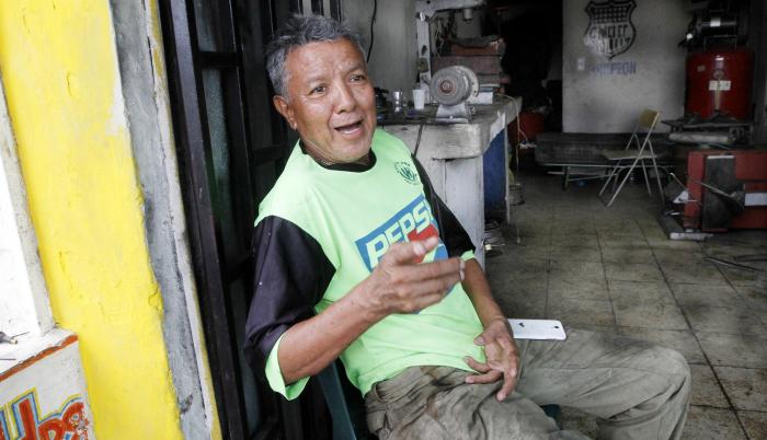 Espera. Jorge Guerrero esperaba la llegada de clientes en la vulcanizadora donde trabaja.
