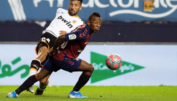 Pervis Estupiñán anotó el gol que le dio la victoria al Osasuna.