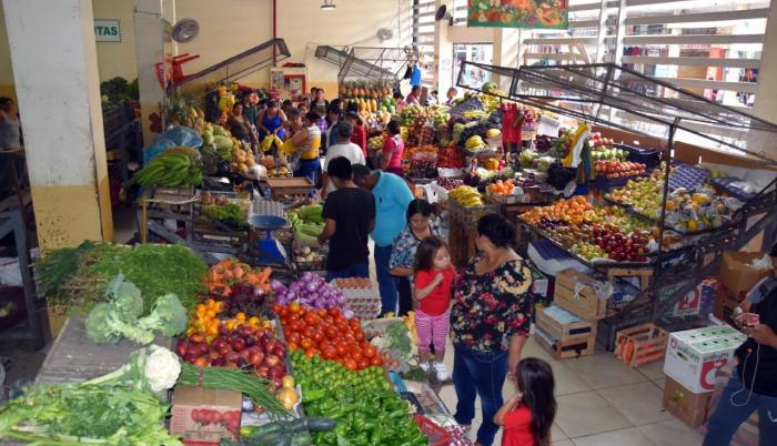 Dumani informó que hay una restricción de camiones que llegan a Guayaquil desde la Sierra, pero anunció que están abasteciendo a estos locales.