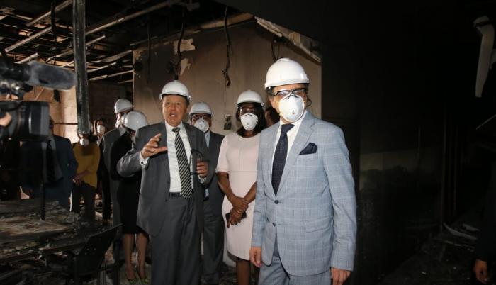 El titular de la Contraloría, Pablo Celi, recorrió junto a otras autoridades el edificio de la institución tras el incendio de octubre.