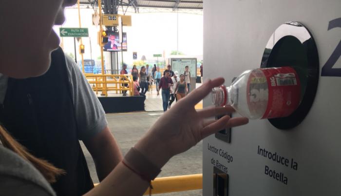 La máquina procesadora de botellas plásticas fue dañada tras horas de su presentación.