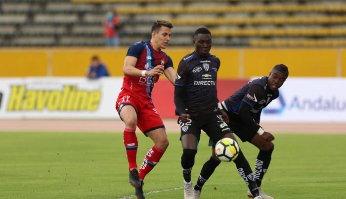 Jugadores de El Nacional e Independiente del Valle.