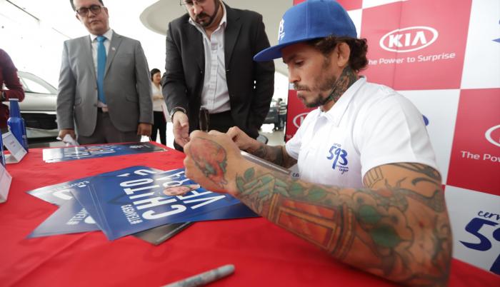 Vera firmó autógrafos en la ciudad de Guayaquil.
