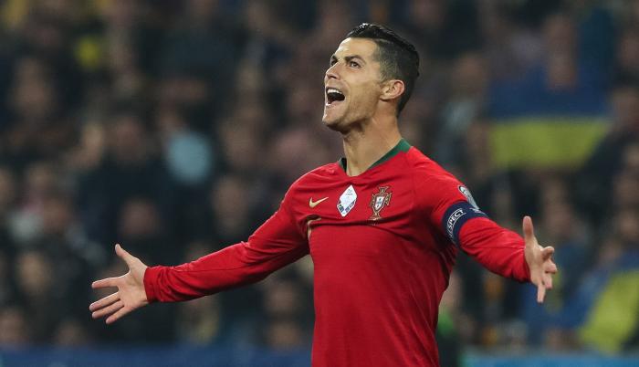 Con 34 años, Ronaldo tiene en el horizonte el sorprendente récord del iraní Ali Daei, que jugó hasta los 38 años y fijó la máxima anotación de un jugador con el combinado de su país en 109 tantos.