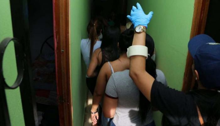 La Policía detuvo a cinco personas que estarían involucrados en el delito de trata de personas.