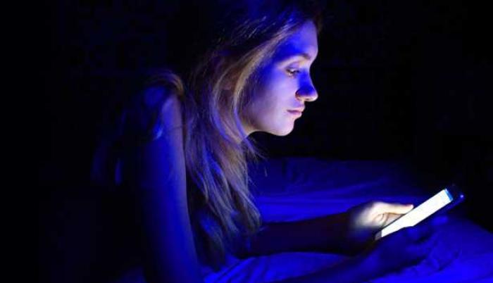 La luz azul de los dispositivos podría afectar el nivel de azúcar.