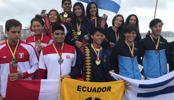 Competidores celebran sus logros con sus respectivas banderas.