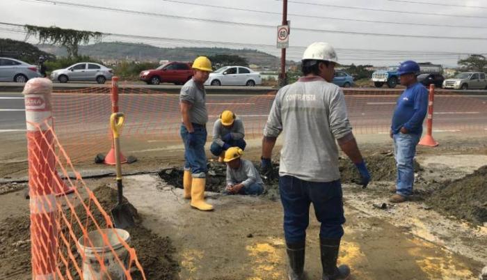 El hecho causó embotellamientos y quejas entre los ciudadanos. Interagua prevé que el servicio será restablecido a las 17:00.