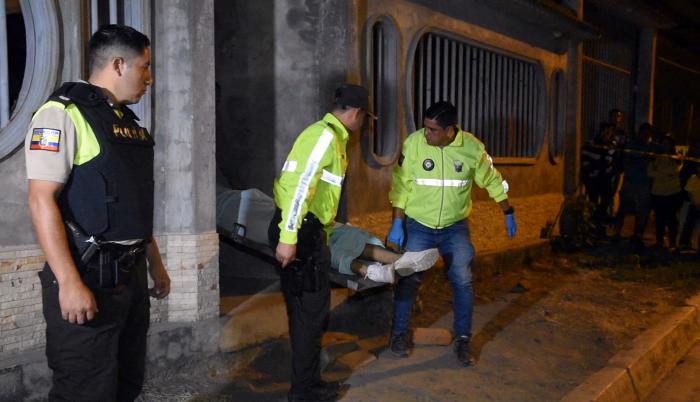 Dos parejas estaban libando y de un momento a otro, sin explicación alguna, uno de los bohemios atacó a machetazos a su cuñado. Le hizo picadillos la cabeza.