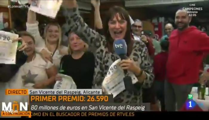 La reportera estaba en una retransmisión en directo cuando supo que era una de las agraciadas de un premio de lotería.
