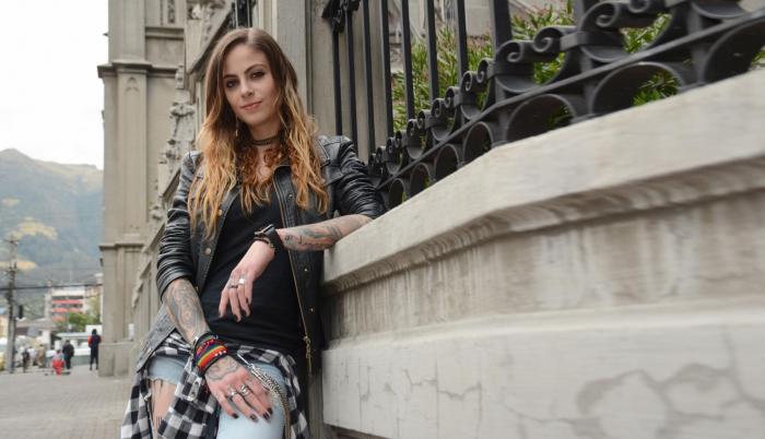 Karla lleva una pulsera del arcoíris, símbolo de la comunidad LGBTI.