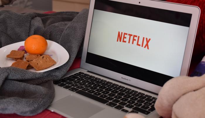 Netflix surgió en 1997 en California, como una compañía de alquiler de DVD entregados por vía postal.