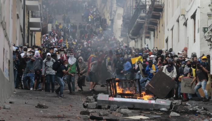 En Quito, se registraron este miércoles fuertes enfrentamientos entre miembros de la Policía y manifestantes, en el Centro Histórico de la Capital.