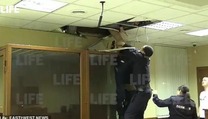 Las cámaras de seguridad captaron el momento en el que el recluso intenta huir por el techo.