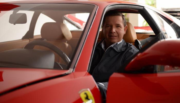 En su Ferrari F355 Berlinetta, parte de la colección privada adquirida por el piloto.