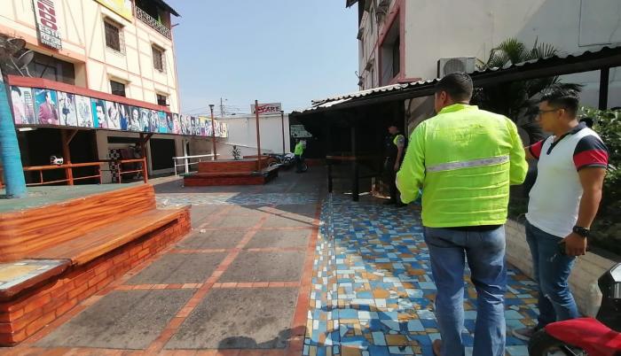 Personal de Cirminalística llegó al lugar para buscar indicios del hecho.