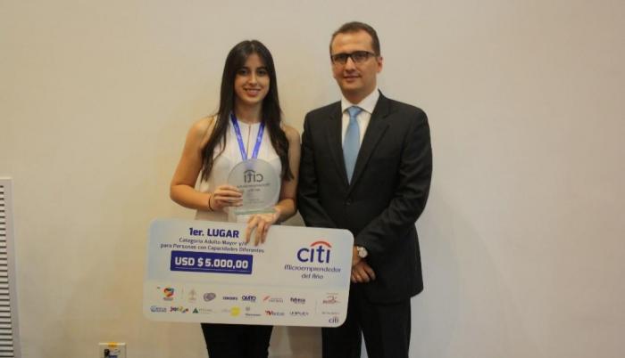 Scarlett Vera, ganadora del CMA 2019 junto a Sebastián Palacio, Vicepresidente de Tesorería de Citi en Ecuador.