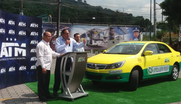 La unidad de la firma china BYD fue entregada a la Unión de Taxistas del Guayas.
