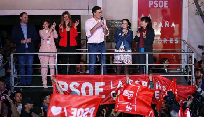 Sánchez no descartó la posibilidad esta noche, aunque en la celebración sus simpatizantes le gritaban “¡Con Rivera no, con Rivera no!”, y el propio líder de Ciudadanos hablaba de hacer “oposición”.