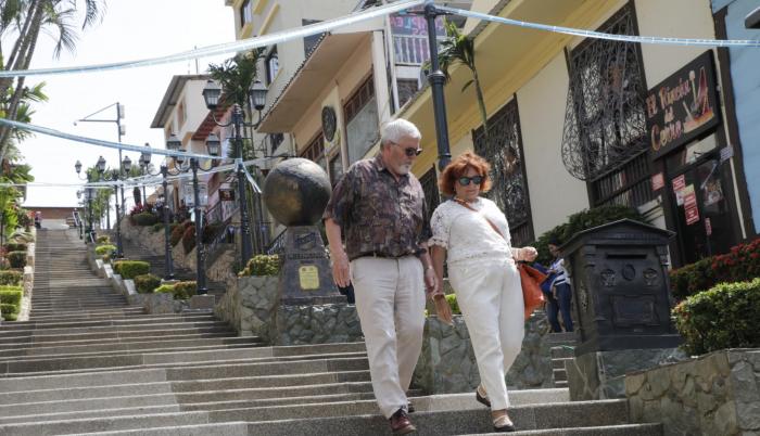 Turistas pasean por las escalinatas del barrio Las Peñas.