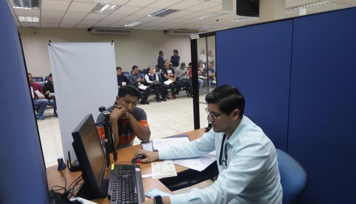 Atención. Decenas de usuarios acudieron desde temprano para gestionar la licencia de conducir.