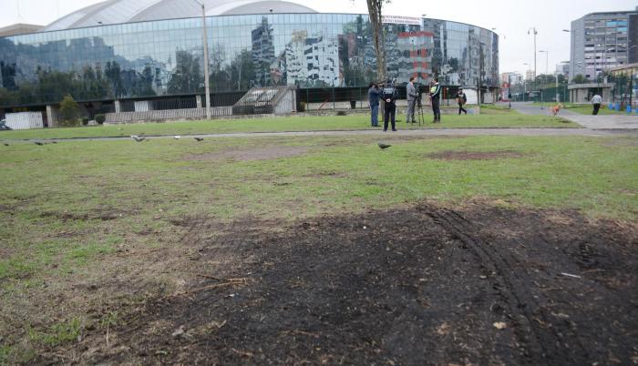 Las huellas de los autos quedaron marcadas en el césped.