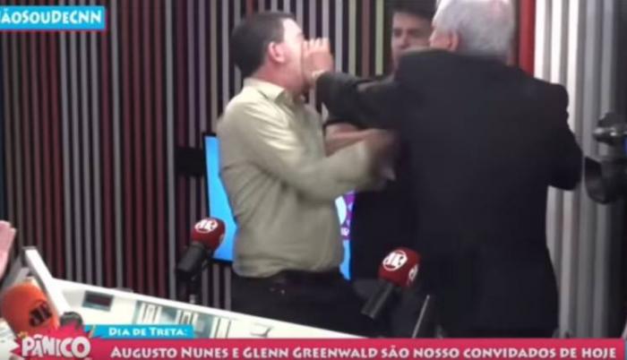 Periodistas deportivos se golpean en vivo y en directo