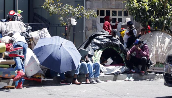 Refugiados en los exteriores del edificio del Acnur en Quito.