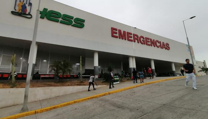 El uniformado permanece en el Hospital IESS de los Ceibos, en Guayaquil.