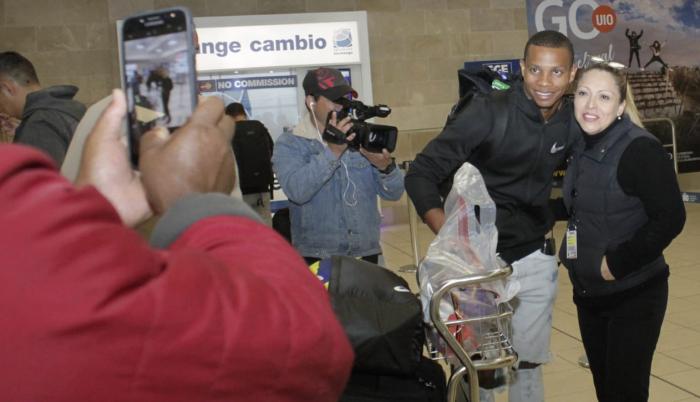 Llegada de Álex Quiñónez al aeropuerto de Quito.