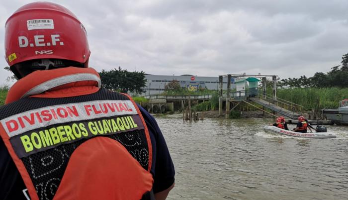 Personal del Cuerpo de Bomberos y del Grupo de Operaciones Especiales navegan el río Daule.