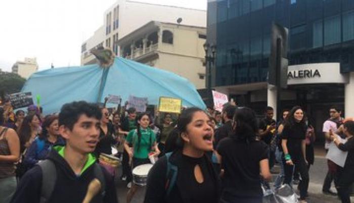 Con el retumbar de sus voces y tambores, los participantes recorrieron la principal arteria guayaquileña.