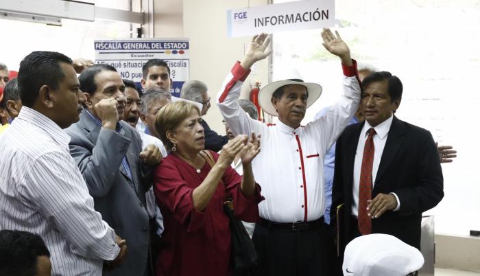 El candidato Julio Alfaro (con sombrero), en la Fiscalía donde presentó la denuncia de fraude.