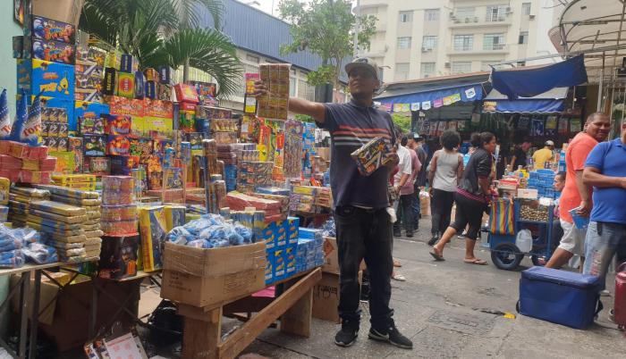 En diciembre, la venta de explosivos es el ‘fuerte’ de Wilmer Monserrate, quien asegura tomar precauciones para evitar desgracias.