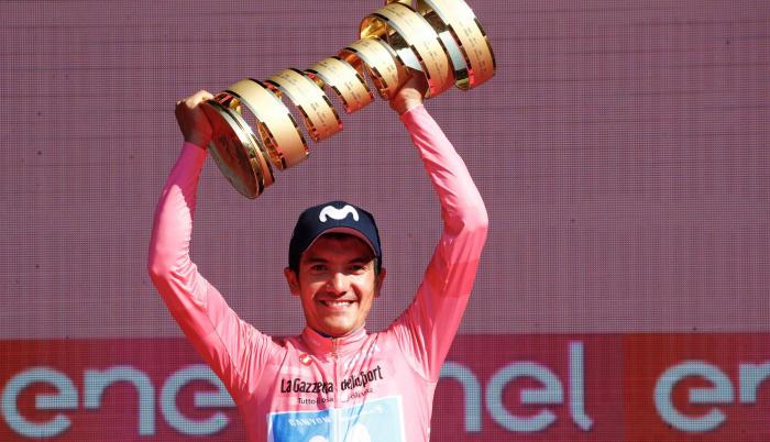 Imagen referencial. El ciclista Richard Carapaz alza el trofeo Senza Fine después de ganar el Giro de Italia.