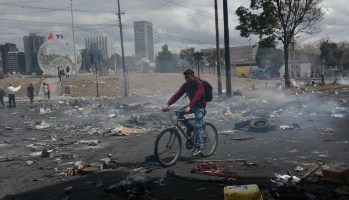 El toque de queda decretado en Quito, la tarde del sábado 12 de octubre, no mantuvo a manifestantes fuera de las calles de la capital este domingo.