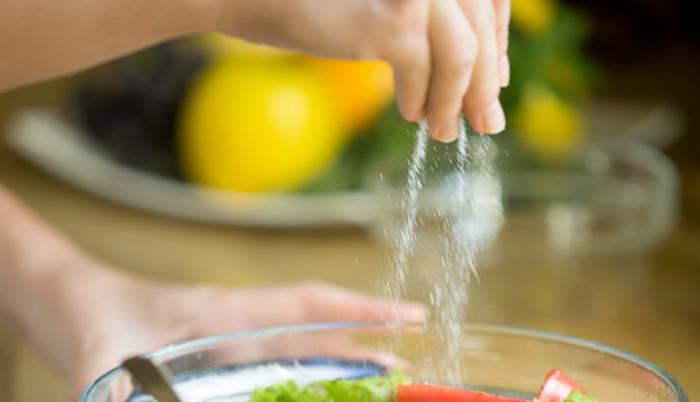 Referencial. Según investigación del Weill Cornell Medicine, un detonante para padecer problemas cardiovasculares es el exceso de sal en las comidas.